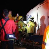 Camión turístico sufre aparatosa volcadura en Rosarito, dejando un saldo de 7 fallecidos