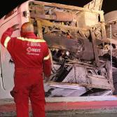 Camión turístico sufre aparatosa volcadura en Rosarito, dejando un saldo de 7 fallecidos