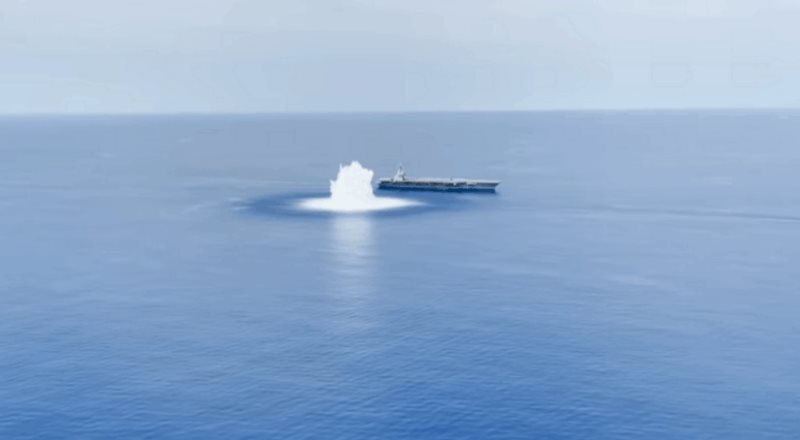 La Marina de los Estados Unidos prueba con explosiones la resistencia de un navío