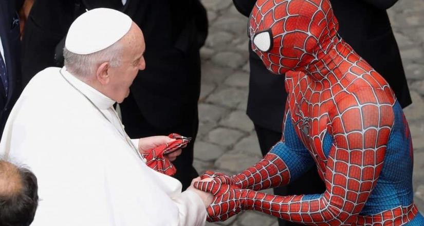 El Papa Francisco estrecha la mano del Hombre Araña