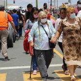 Múltiples personas a la espera de recibir su vacuna en el IMOS de Tijuana