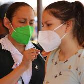 Múltiples personas a la espera de recibir su vacuna en el IMOS de Tijuana