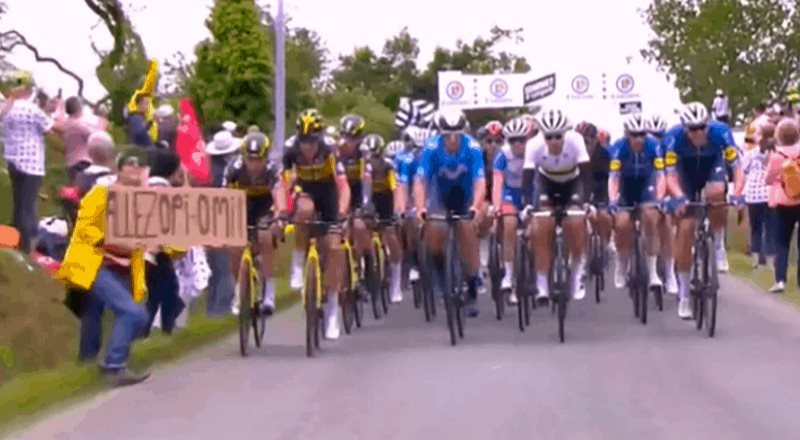 Mujer al intentar aparecer en cámara causa aparatosa caída en pleno Tour de France