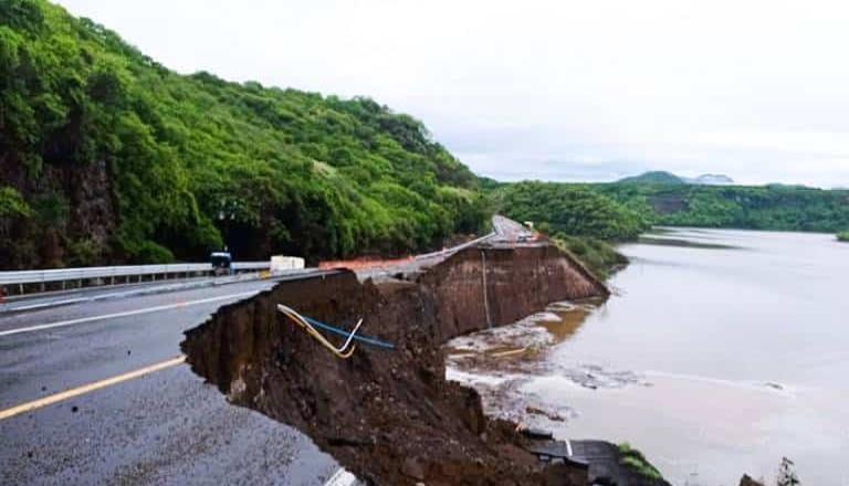 Depresión tropical Enrique causa lluvias y daños carreteros en BCS.
