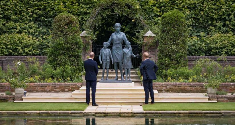 Los príncipes William y Harry develaron la estatua de su madre Diana