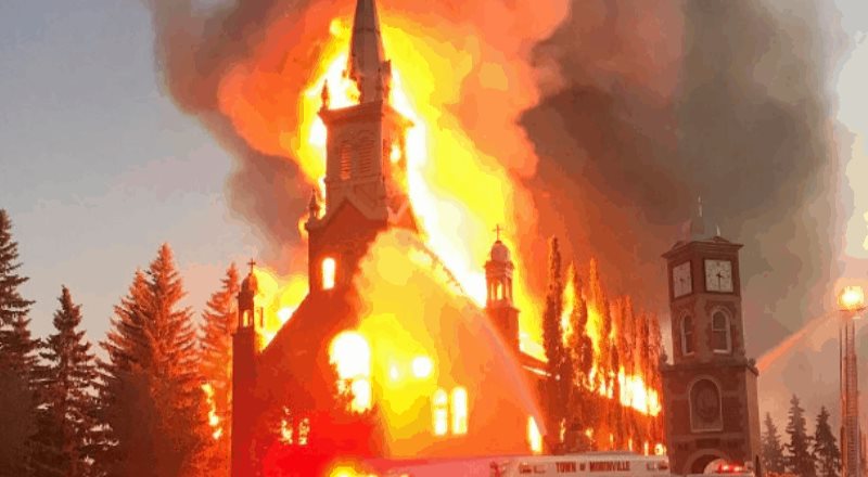 Se queman iglesias en Canadá donde se encuentran restos de niños indígenas