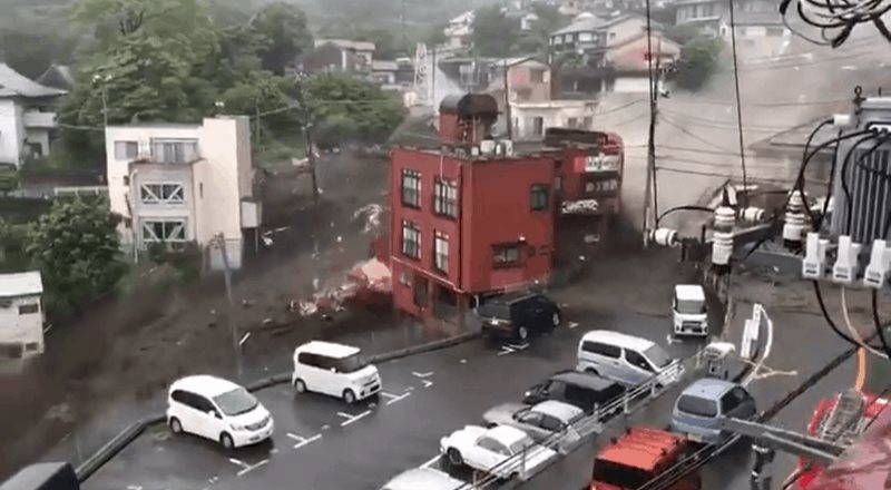 Se capta en vídeo avalancha de lodo tras lluvias en Japón