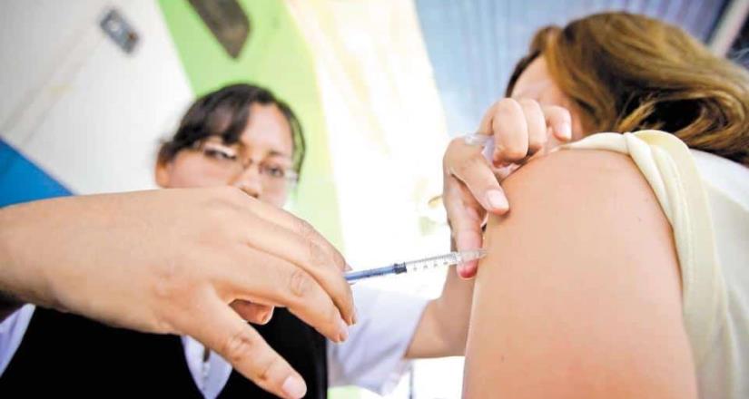 Noruegas reportan aumento en talla de pecho tras vacuna antiCovid