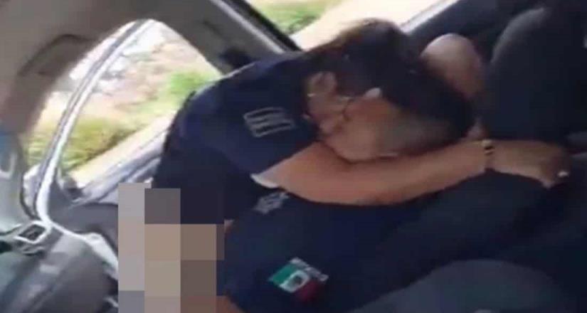 Captan a policías teniendo sexo en patrulla de Ecatepec; son cesados