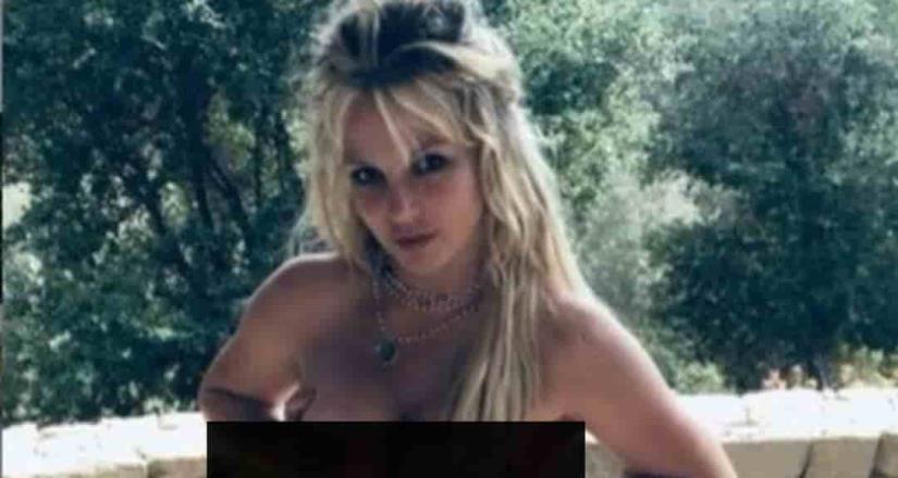 Britney Spears se libera y posa topless
