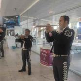 Mariachi Sones de México da cálida bienvenida a viajeros de la Central Camionera