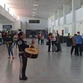Mariachi Sones de México da cálida bienvenida a viajeros de la Central Camionera