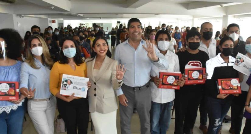 Encabeza Armando Ayala entrega de tabletas digitales para alumnado de Ensenada
