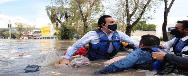 Damnificados corren a presidente municipal de Tula tras inundaciones.