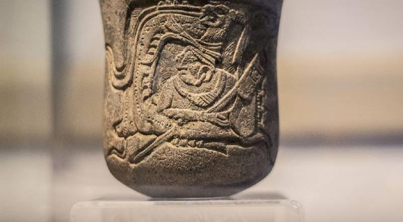 Descubren milenaria vasija con escritura jeroglífica, estilo Chocholá