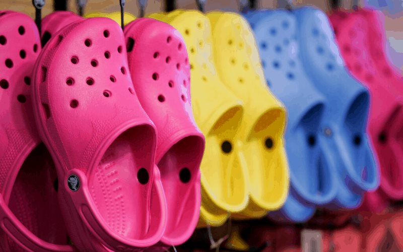 Crocs planea hacer zapatos ecoamigables con materiales biológicos