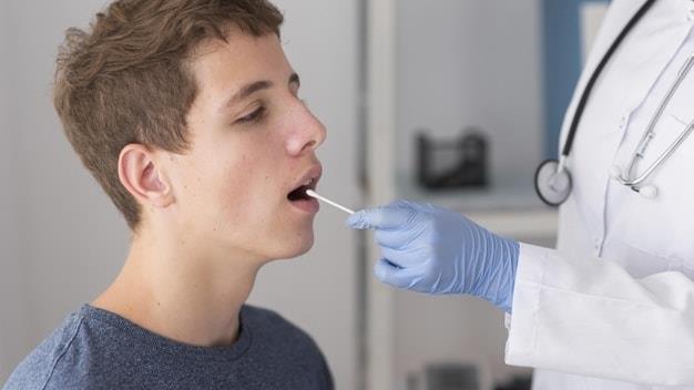 Pruebas para COVID-19 nasal, nasofaríngea y de saliva, ¿cuál es la diferencia?