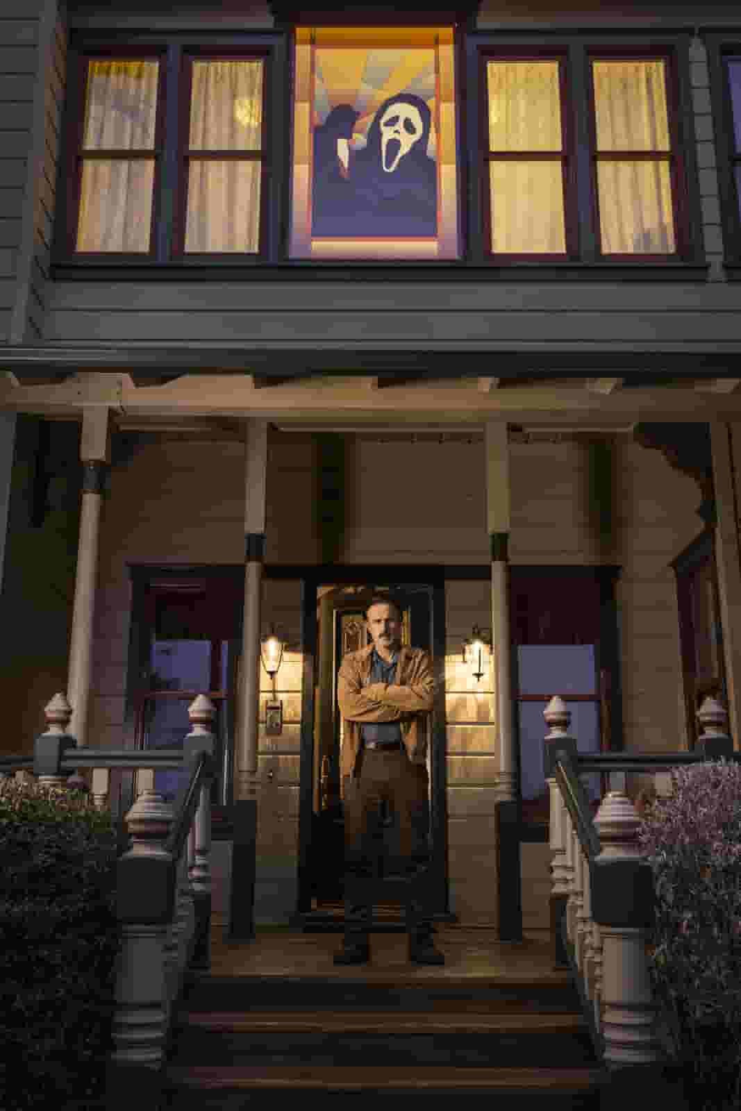 La casa original de la película SCREAM ahora está en Airbnb, pero no te preocupes ¡El Alguacil Dewey Riley será tu Anfitrión!