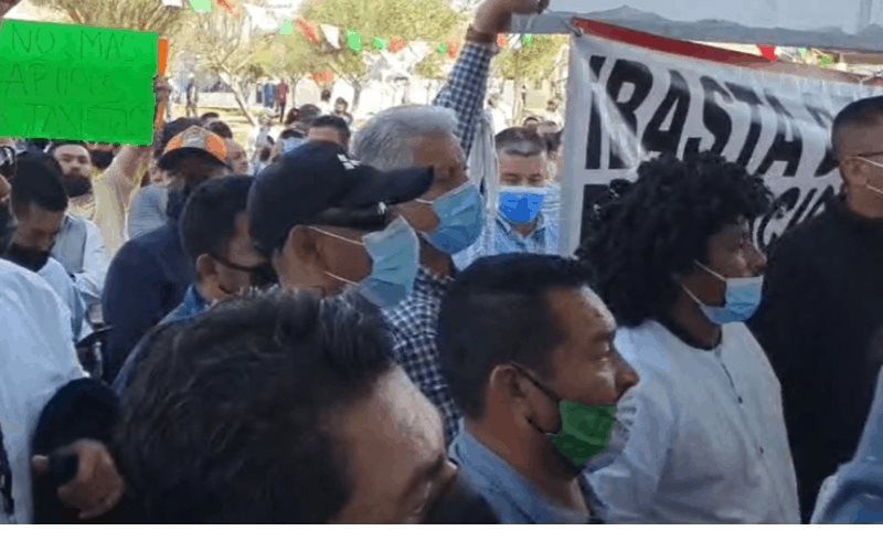 Se manifiestan transportistas contra el gobierno de Baja California