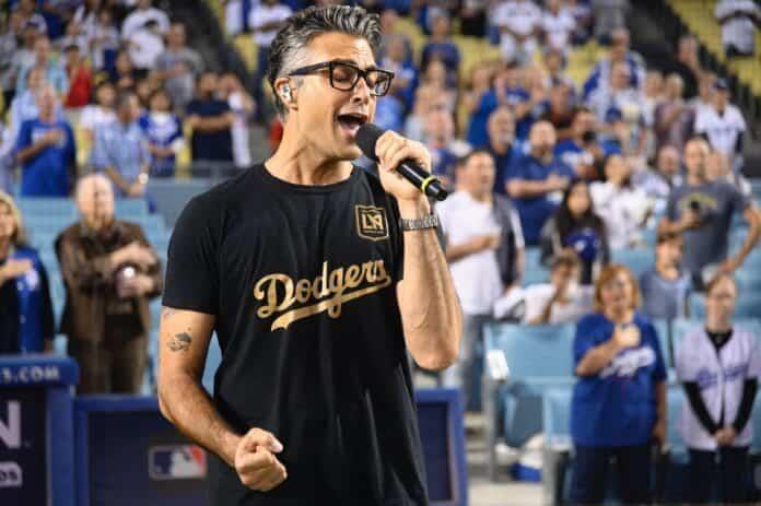 Jaime Camil canta Himno Nacional de México y Estados Unidos en el  juego de los Dodgers
