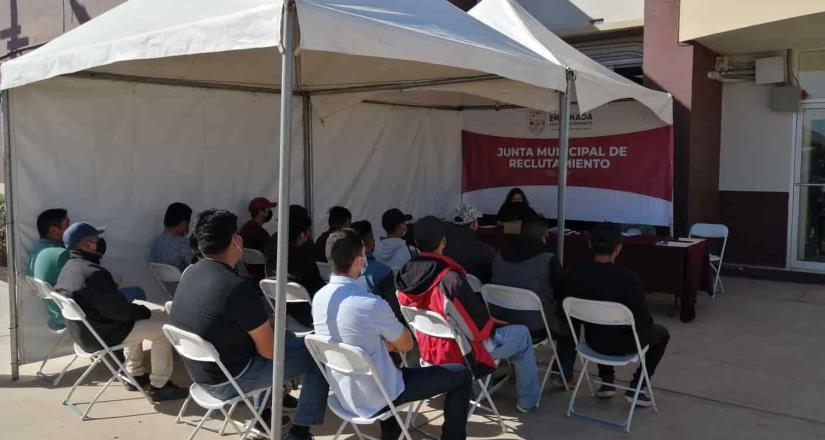 Apoya Gobierno de Ensenada a jóvenes de San Quintín con el trámite de su precartilla del SMN