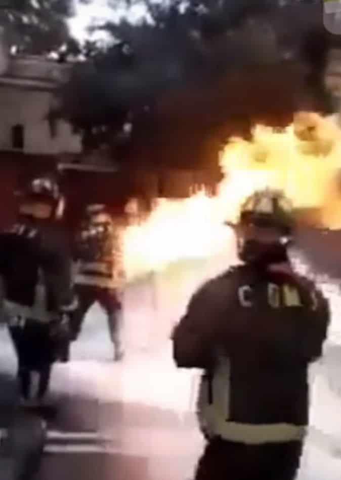 VIDEO: Bombero carga un tanque de gas en llamas para evitar explosión en CDMX