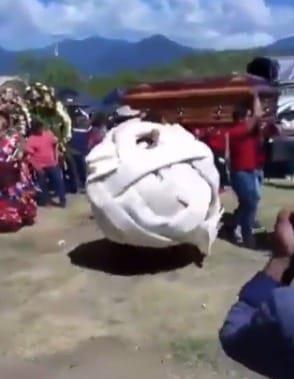 Una botarga de quesillo se hace viral por bailar en funeral de Oaxaca