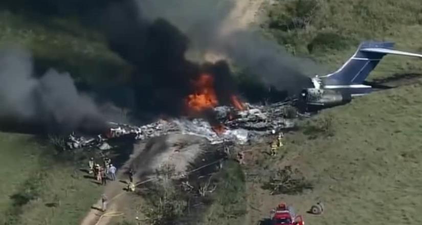 En Texas se estrella un avión y 21 personas a bordo sobreviven