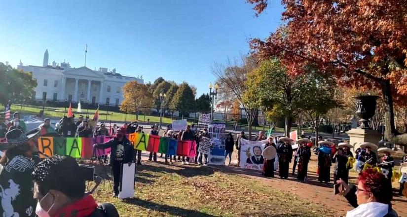 Migrantes expresan apoyo a AMLO frente a la Casa Blanca