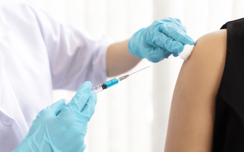 Asegura IMSS Baja California que vacunados contra COVID-19 pueden recibir dosis contra influenza de forma simultánea