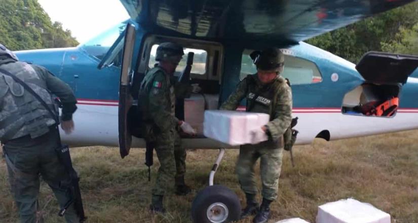Intercepta Ejército aeronave con 400 kilogramos de cocaína en Oaxaca