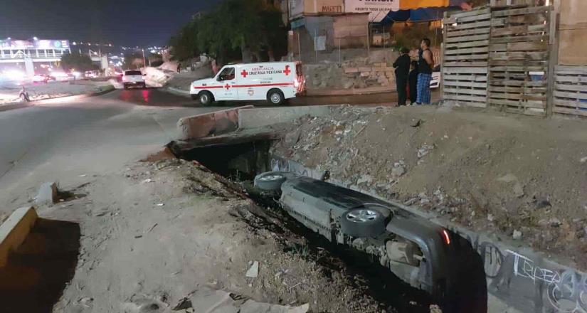 Hombre pierde el control de su vehículo y cae sobre un canal de agua pluvial