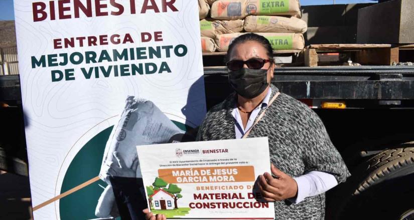 Entrega Gobierno Municipal materiales de construcción a familias de la Todos Santos