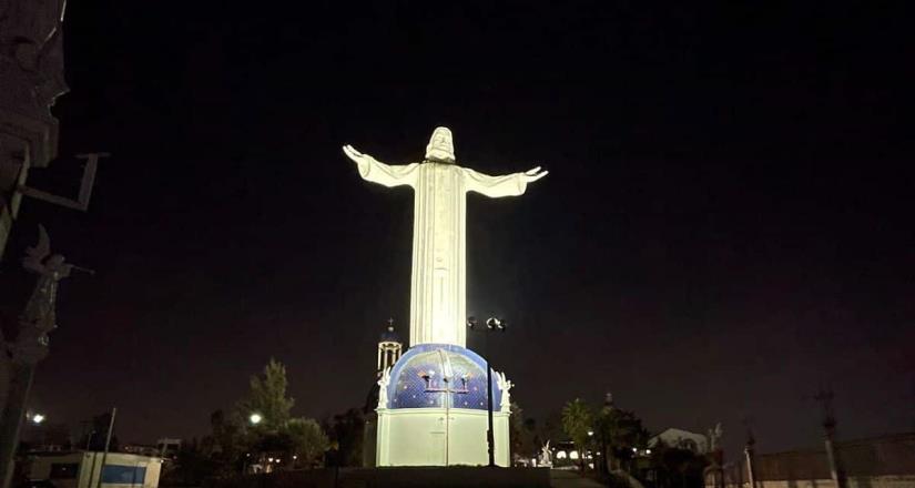 Iluminan el Cristo Rey de Los Álamos en Tijuana como símbolo de esperanza