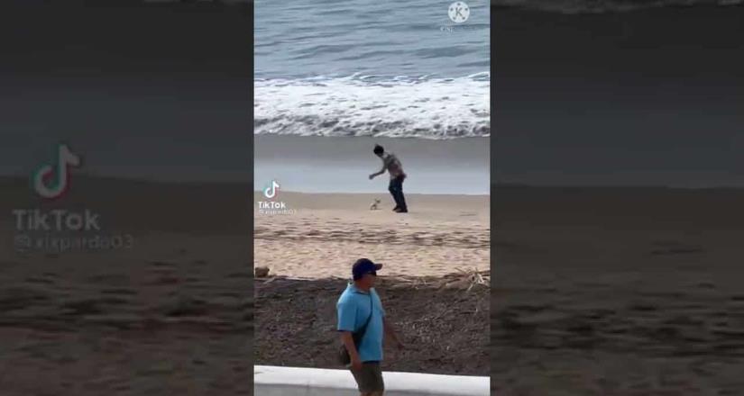Lleva por primera vez a su mascota a la playa y se hacen virales