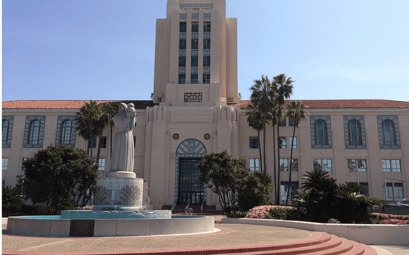 Trabajadores del Ayuntamiento de San Diego pueden ser liquidados de no vacunarse contra el COVID-19