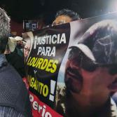 ¡Justicia para Lourdes y Margarito! A las afueras de la Fiscalia General de la República en Tijuana, asistentes exigen que no quede impune el asesinato de Lourdes Maldonado y Margarito.