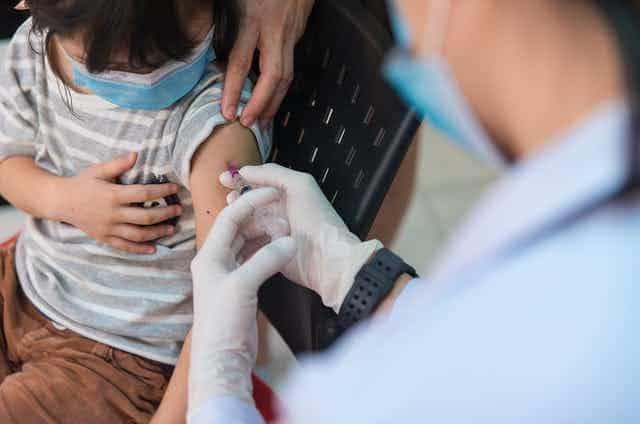 En vacunación, niños tienen prioridad baja