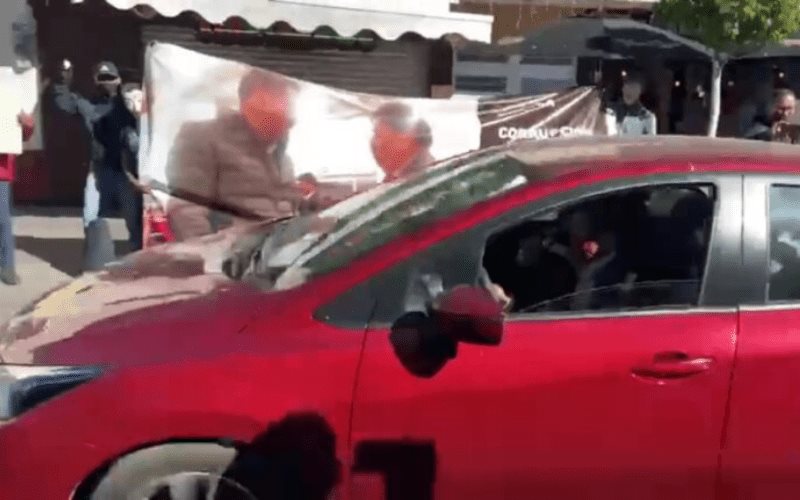 Militantes de MORENA arrojan huevos a su dirigente en Aguascalientes