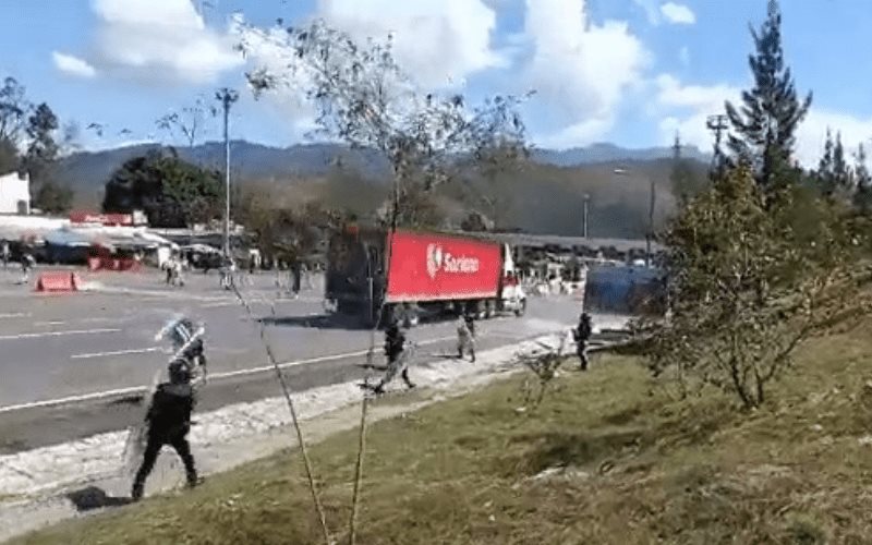 Arrojan tráiler sin frenos durante manifestación en Guerrero