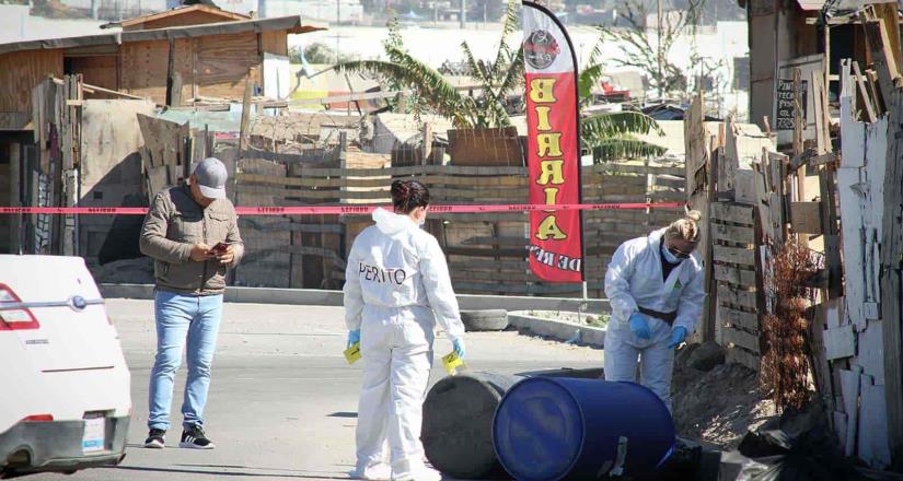 Encuentran dos tambos con cadáveres en la vía rápida