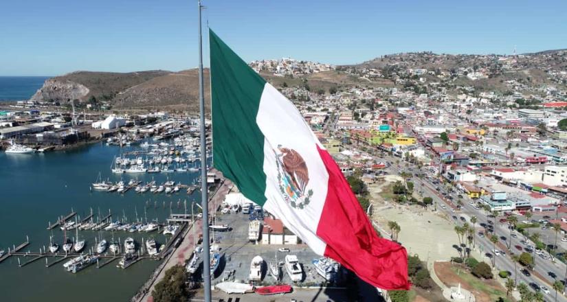 Conmemoran autoridades civiles y militares Día de la Bandera de México