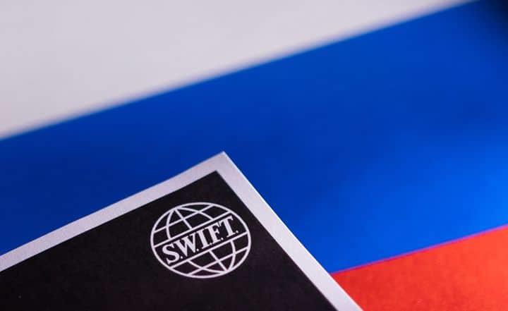 EU y aliados de Europa acuerdan desconectar bancos rusos del SWIFT