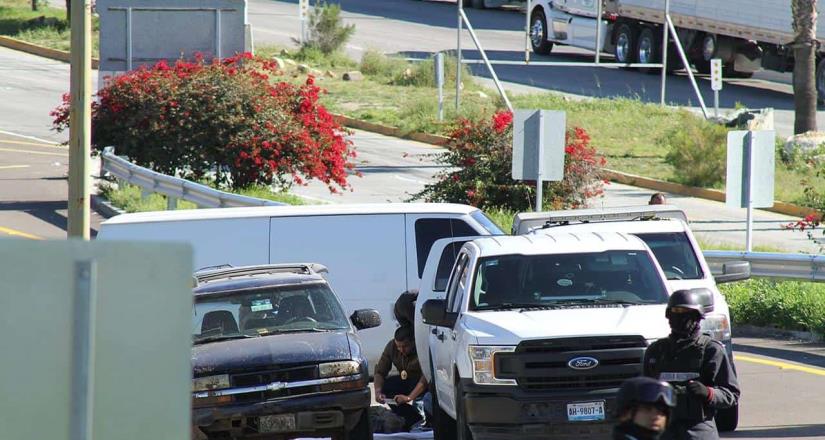 Encuentran 3 cuerpos masculinos en una camioneta Chevrolet Tracker .