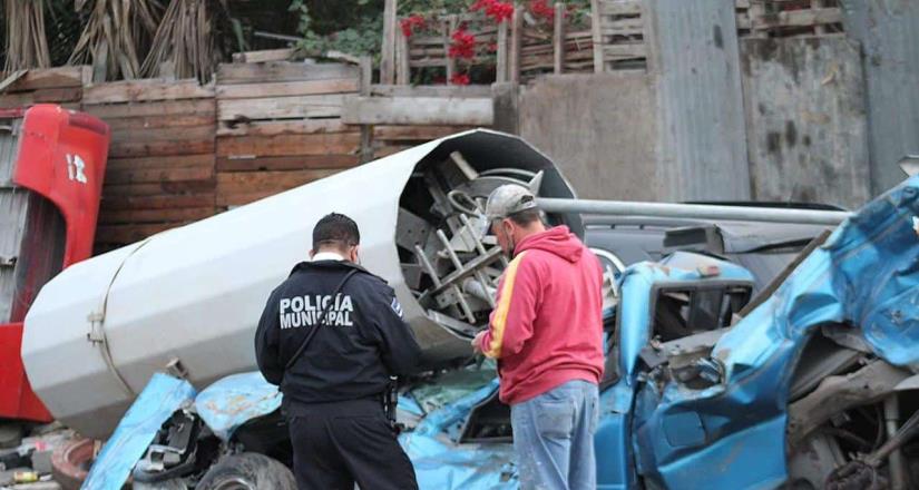 Camión pierde el control y arrolla varios autos en colonia Ejido Matamoros.