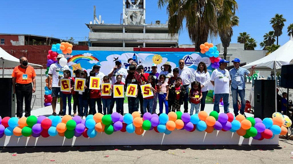 Festejan en Canaco Tijuana a 800 niñas y niños