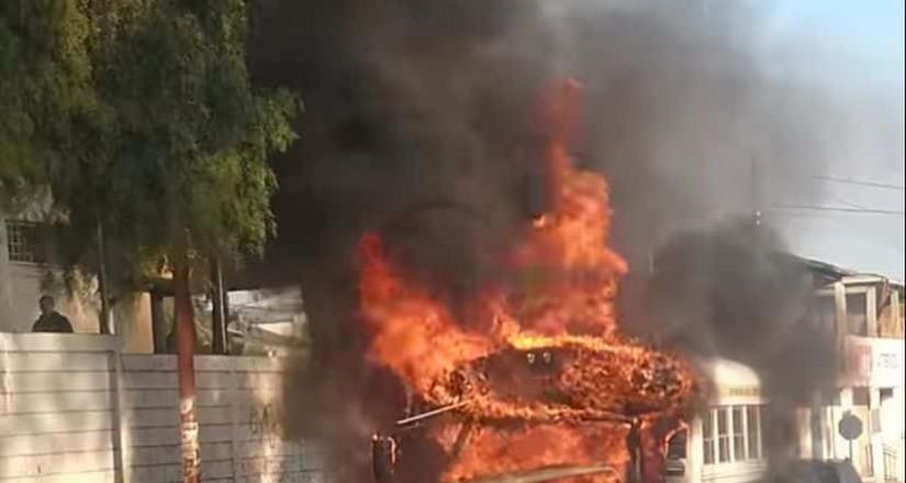 Incendian Calafia de transporte publico en colonia Ejido Matamoros