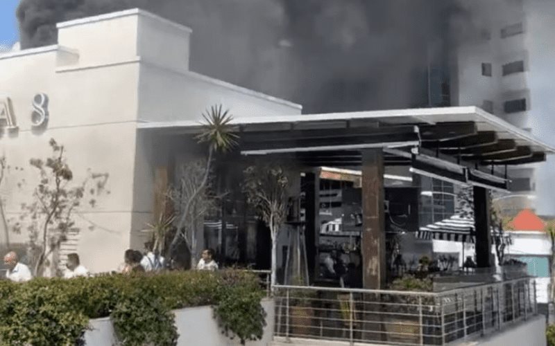 Se registra fuerte incendio al interior de una plaza comercial en Tijuana