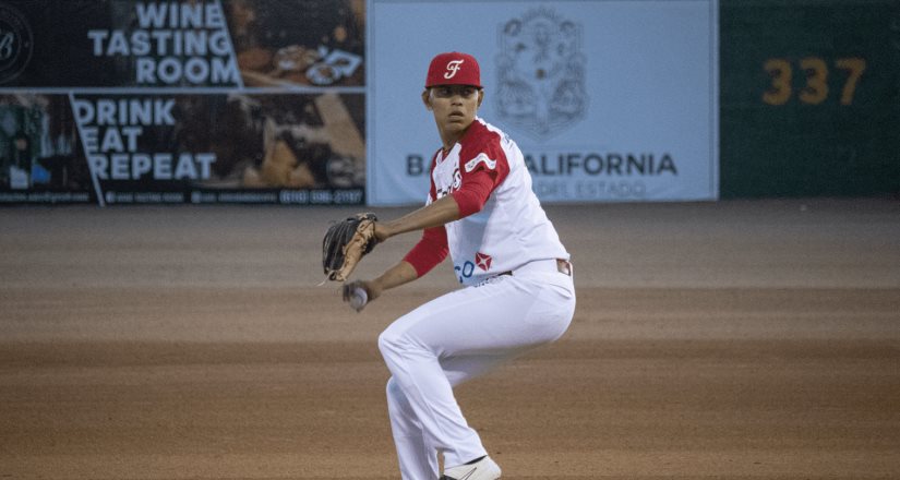 Sorprende Delfines con el primero de la serie