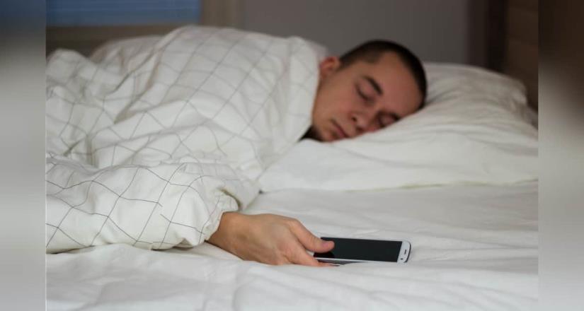¿Qué riesgos de salud puede causar dormir cerca del celular?